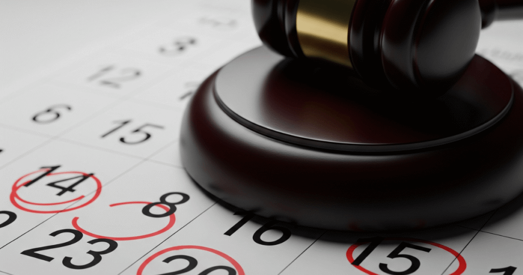 Martelo de juiz sobre calendário com datas atrasadas, simbolizando a execução de pensão alimentícia.