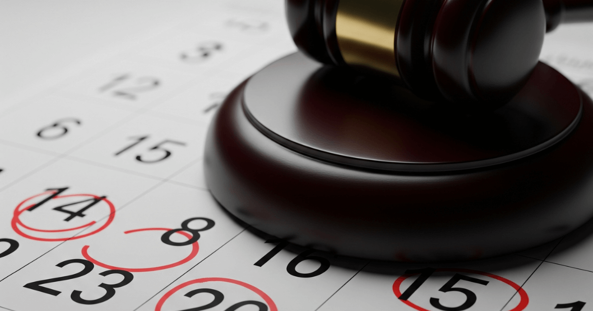 Martelo de juiz sobre calendário com datas atrasadas, simbolizando a execução de pensão alimentícia.
