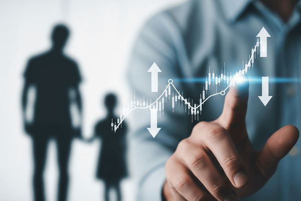 Mão ajustando gráfico financeiro com família ao fundo, simbolizando a revisão de pensão alimentícia.